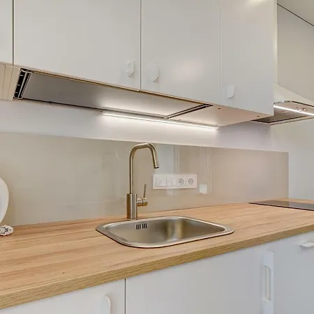 Apartment Center 10a *